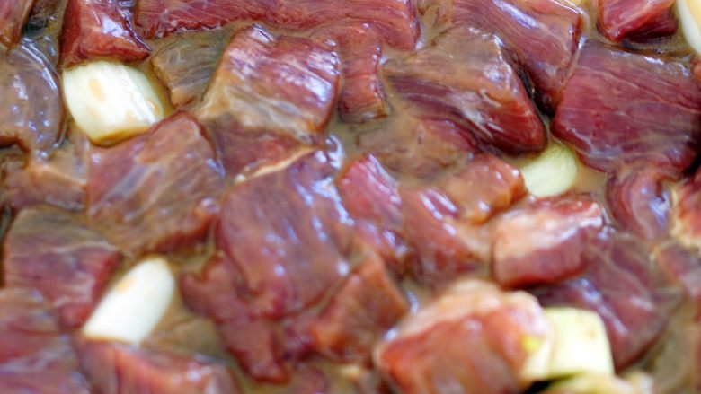 烧烤牛肉串（家庭版）,加入腌料，带味道的适量加，因为最后烤制时也要加盐