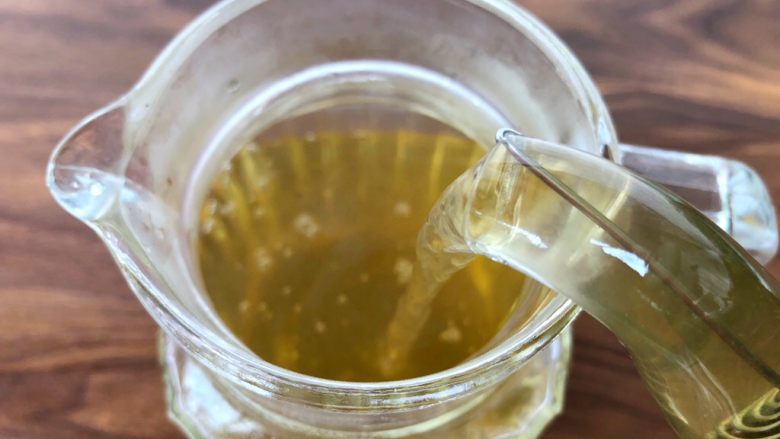 果茶,把泡好的茉莉花茶过滤到水壶里，放入冰箱冷藏2个小时。