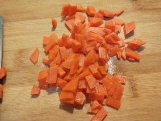 混蛋猪皮冻  新文美食,胡萝卜洗干净切小块。