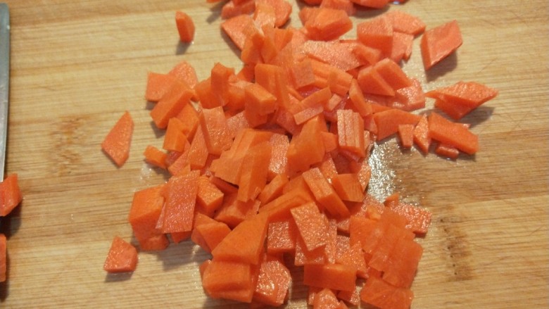 混蛋猪皮冻  新文美食,胡萝卜洗干净切小块。