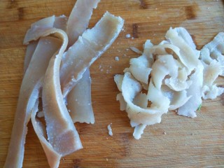 混蛋猪皮冻  新文美食,提前开水煮10分钟捞出来放入冷水，捞出来不会烫手，去掉白肉。