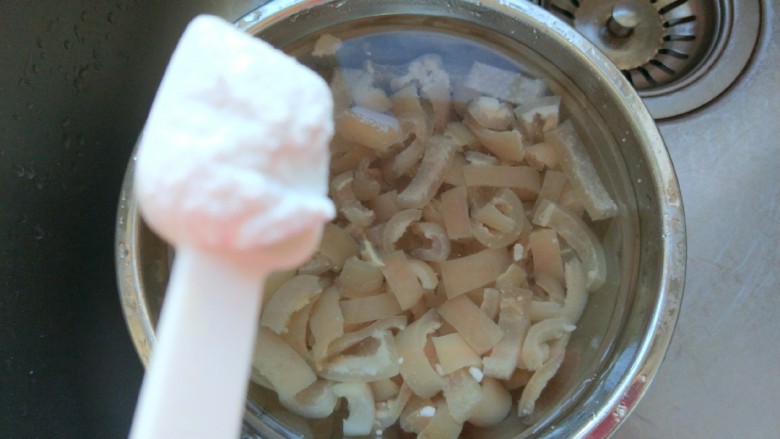 混蛋猪皮冻  新文美食,加一勺食用碱泡两个小时洗干净。