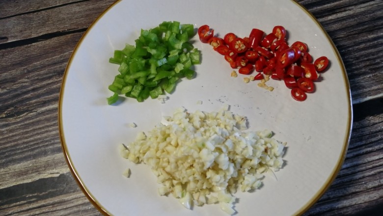 蒸菠菜,辣椒，蒜切末备用