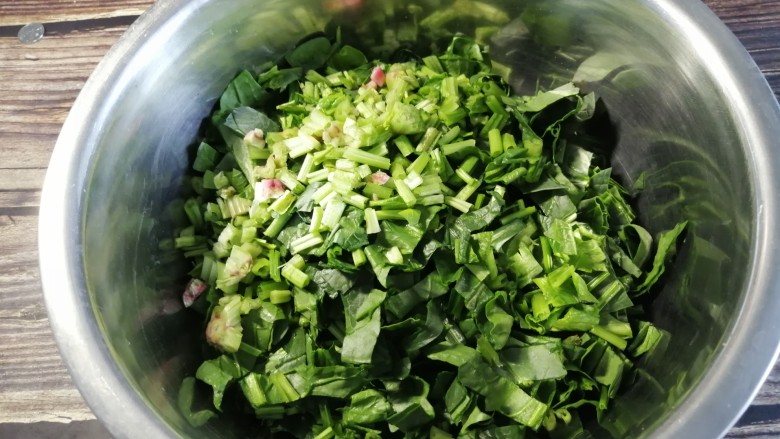 蒸菠菜,菠菜切小段，放入一个大点的盆中