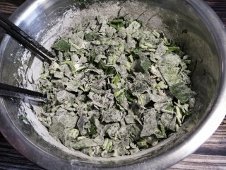 蒸菠菜,搅拌好的菠菜面，每一片叶子都粘上面