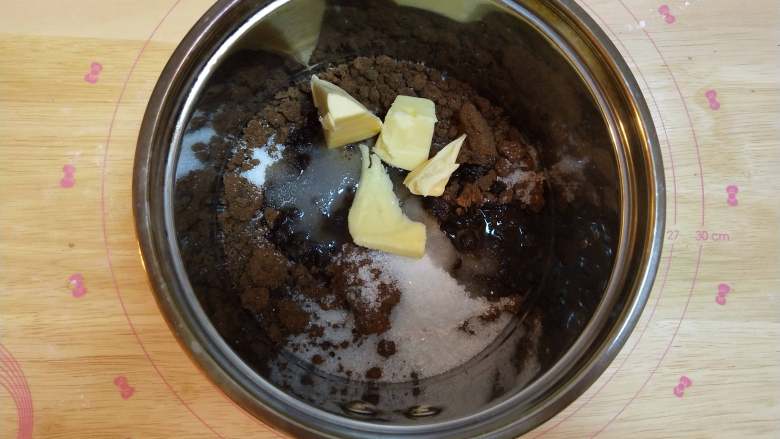 树莓核桃挞,将红糖，细砂糖，水和切成小块的黄油一起放入小锅中！