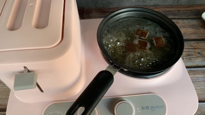 红糖南瓜饼,早餐机煎锅加适量红糖和水煮至红糖化开
