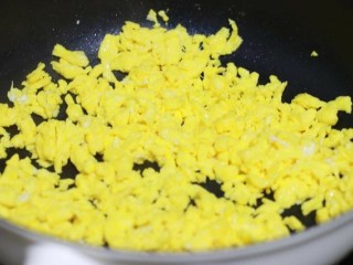 韭菜鸡蛋盒子,首先把鸡蛋倒入锅中炒熟，用筷子不停拨散，趁热把鸡蛋拌成鸡蛋碎。