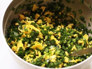 韭菜鸡蛋盒子,将韭菜洗干净剁碎，马上倒入适量香油。上了油的韭菜放入放凉后的鸡蛋碎末中。依据个人口味加入少许盐。搅拌均匀。