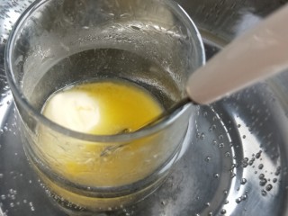 免烤箱零失败 芒果慕斯蛋糕,用小火将黄油隔水加热至融化