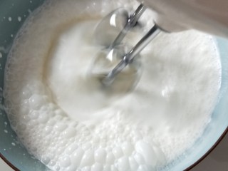 免烤箱零失败 芒果慕斯蛋糕,将淡奶油加入细砂糖，用电动打蛋器中高速打发