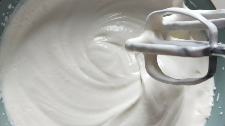 免烤箱零失败 芒果慕斯蛋糕,将淡奶油打发至5-6分发，此时的淡奶油出现明显纹路，提起打蛋头后滴落的淡奶油可以堆叠在表面而不是马上消失，但是整体淡奶油还是呈液体流动状