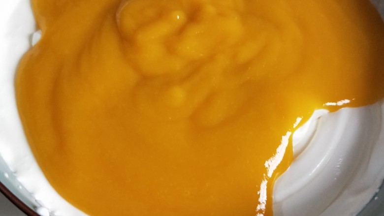 免烤箱零失败 芒果慕斯蛋糕,将淡奶油和芒果液混合并搅拌均匀，即成芒果慕斯液