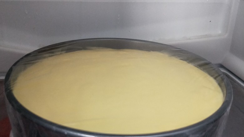免烤箱零失败 芒果慕斯蛋糕,盖上保鲜膜，放入冰箱冷藏4小时以上，过夜最好（我的冰了5小时）