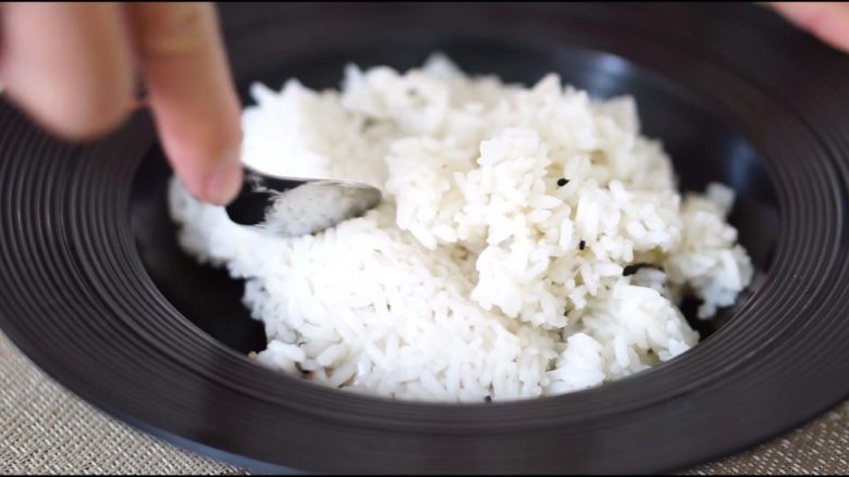虾仁炒饭（简单版）,隔夜米饭用勺子压碎方便下锅