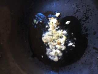 肉沫豆腐（超级下饭菜）,色拉油烧热放入蒜末和姜末