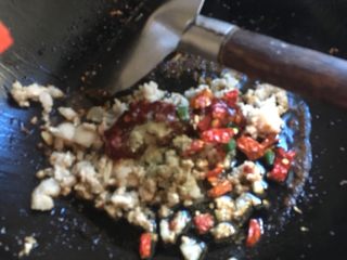 肉沫豆腐（超级下饭菜）,加入辣椒碎  花椒粉适量  鸡精适量  生抽适量 老抽一点点