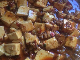 肉沫豆腐（超级下饭菜）,加入适量水，闷煮一会