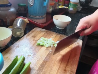 孜然土豆,把葱切成小块。