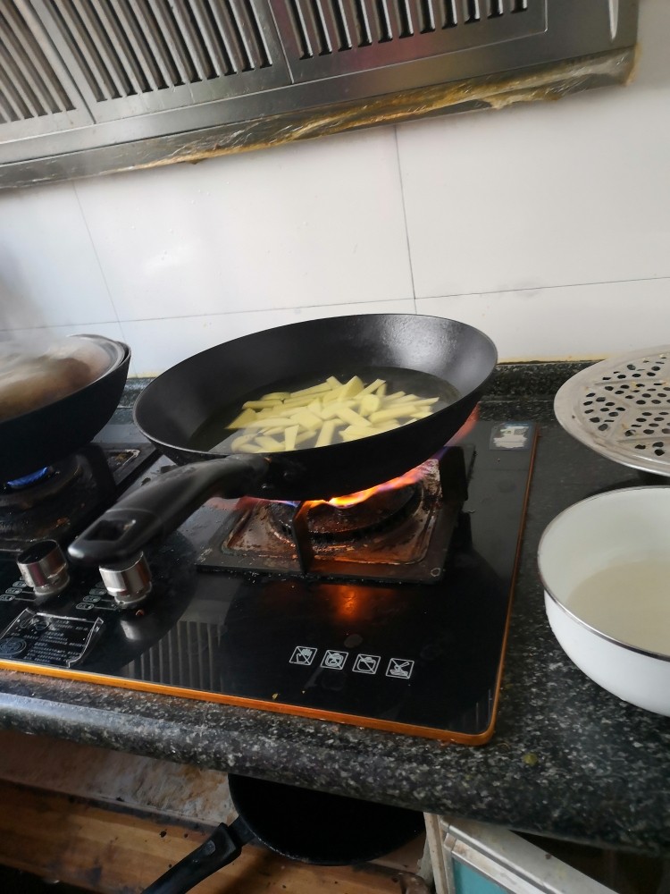 孜然土豆,把土豆放到锅里，凉水慢煮。
