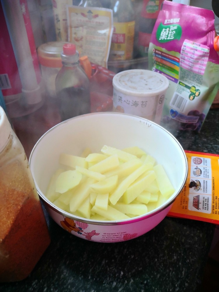孜然土豆,煮透之后，将土豆捞到碗里。
