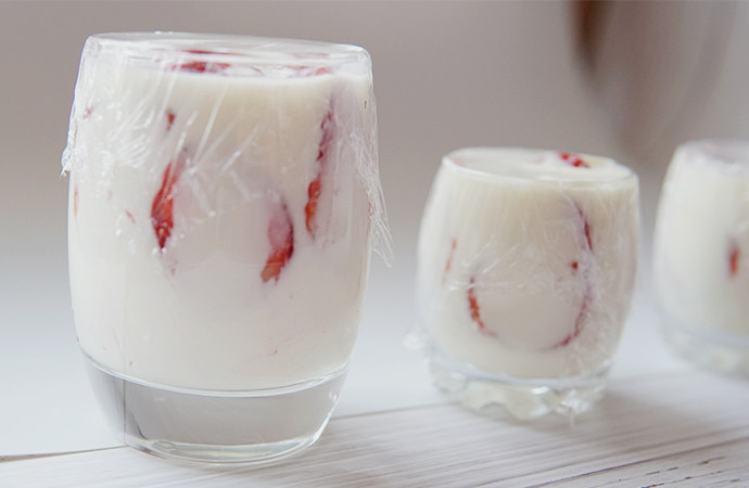 草莓奶冻,包上保鲜膜放入冰箱，冷藏4小时左右即可