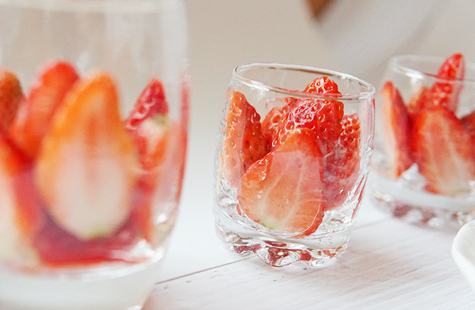 草莓奶冻,把草莓贴玻璃杯面放置成模型