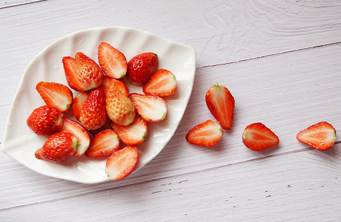 草莓奶冻,<a style='color:red;display:inline-block;' href='/shicai/ 592'>草莓</a>对半切备用
