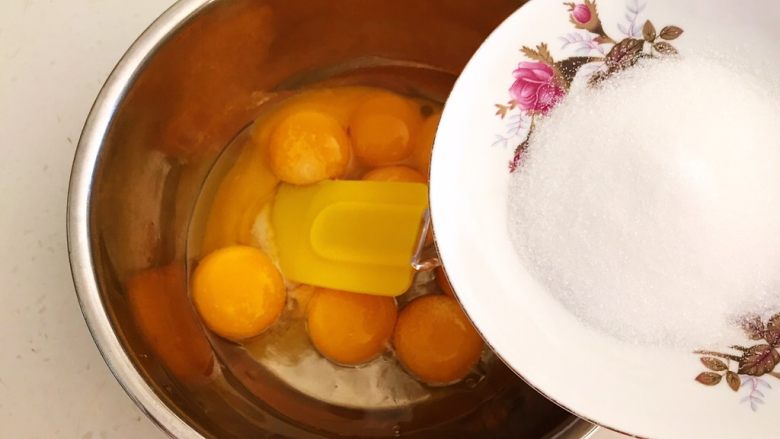 橙子蛋糕,在蛋黄里加入橙汁，精盐，玉米油和35克白砂糖
