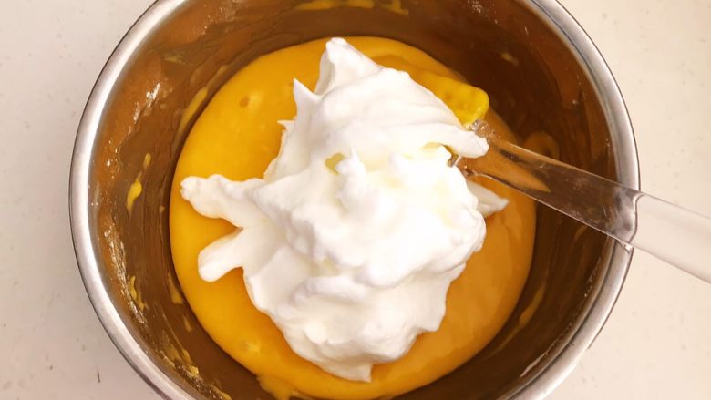 橙子蛋糕,在蛋黄液里加入1/3蛋白糊