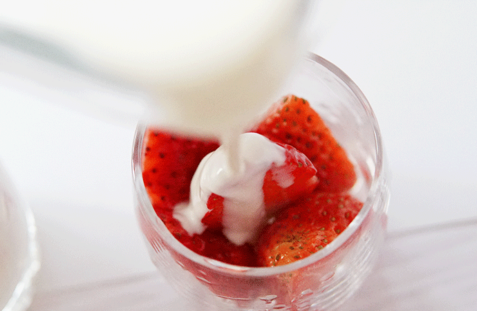 草莓奶冻,烧好的牛奶倒入玻璃杯中