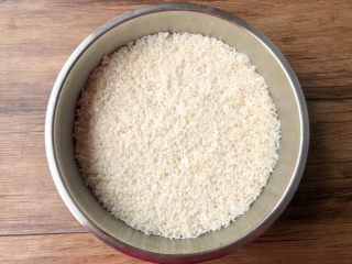 豌豆饭,提前把糯米和珍珠米清洗干净，放入盆里用冷水浸泡5个小时，浸泡好清洗干净沥干水待用。