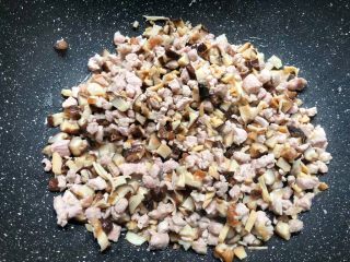 豌豆饭,锅里放入适量油，烧至8成热，把肉丁放入煸炒至变色，再放入香菇丁和鱿鱼丁一起翻炒3分钟。