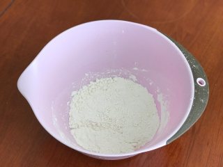芝麻奶香苏打饼干,低筋面粉、小苏打、酵母混合均匀。