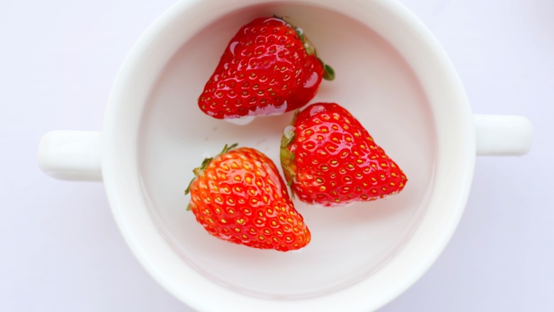 香甜嫩滑的草莓🍓蛋奶布丁,草莓洗净。