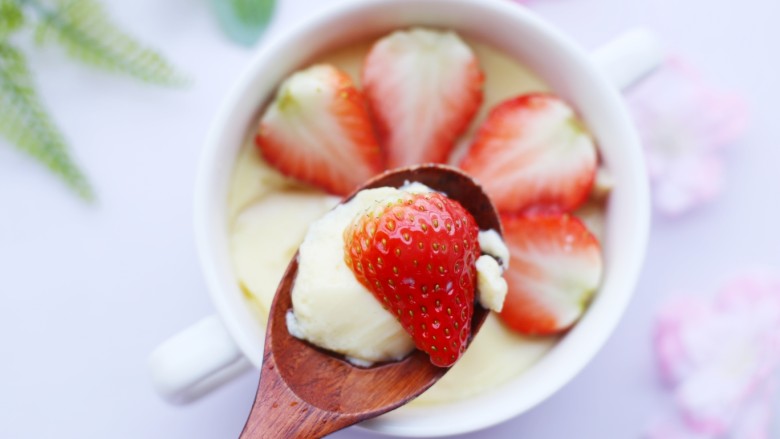 香甜嫩滑的草莓🍓蛋奶布丁,来吃一口。