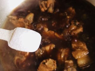 红烧猪龙骨,半小时后打开锅盖调入适量的盐，继续盖上锅盖中小火再炖煮半个小时左右至入味