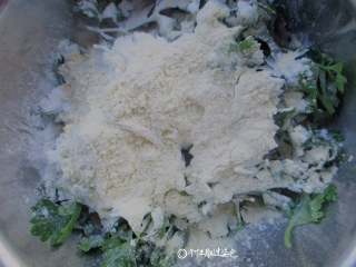 蒸芹菜叶,加入20克玉米粉+20克面粉