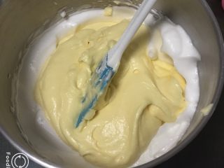 酸奶乳酪蛋糕,再倒回到蛋白中。