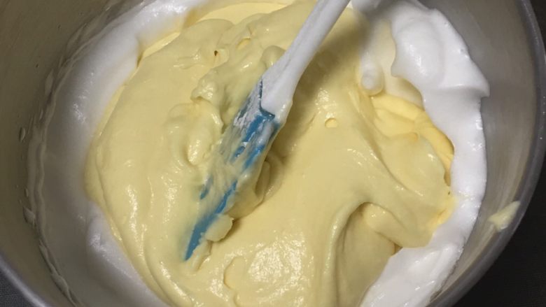 酸奶乳酪蛋糕,再倒回到蛋白中。