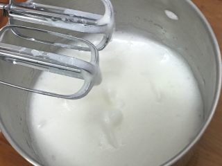 酸奶乳酪蛋糕,加入15克细砂糖，用打蛋器高速搅打50圈。
