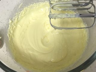 酸奶乳酪蛋糕,搅打均匀。