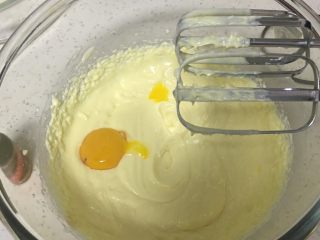 酸奶乳酪蛋糕,再加蛋黄，搅打均匀。