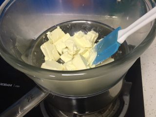 酸奶乳酪蛋糕,奶油芝士隔热水柔软。