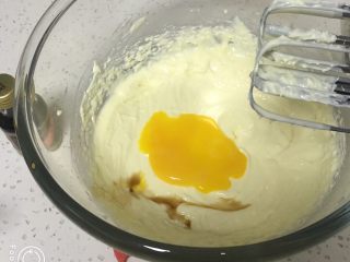 酸奶乳酪蛋糕,蛋黄加入一个，再加入香草精。
