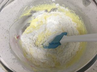 酸奶乳酪蛋糕,过筛低筋粉和玉米淀粉，分二次加入。