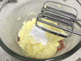 酸奶乳酪蛋糕,加入糖粉，用打蛋器低速搅拌均匀。
