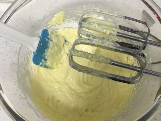 酸奶乳酪蛋糕,用打蛋器搅拌至无颗粒状，再用刮刀翻拌均匀。