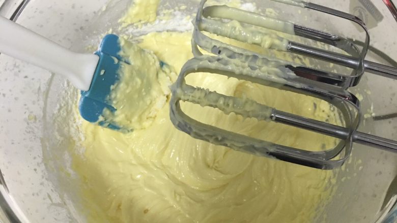 酸奶乳酪蛋糕,用打蛋器搅拌至无颗粒状，再用刮刀翻拌均匀。