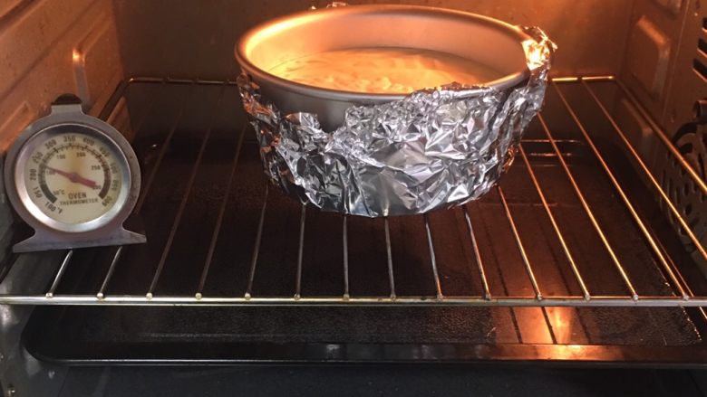 酸奶乳酪蛋糕,烤箱事先预热，底层烤盘中注入清水，烤箱175度10分钟，再将模具送入烤箱中层，烤至60分钟，烤完不要拿出，30分钟后再拿出冷却。